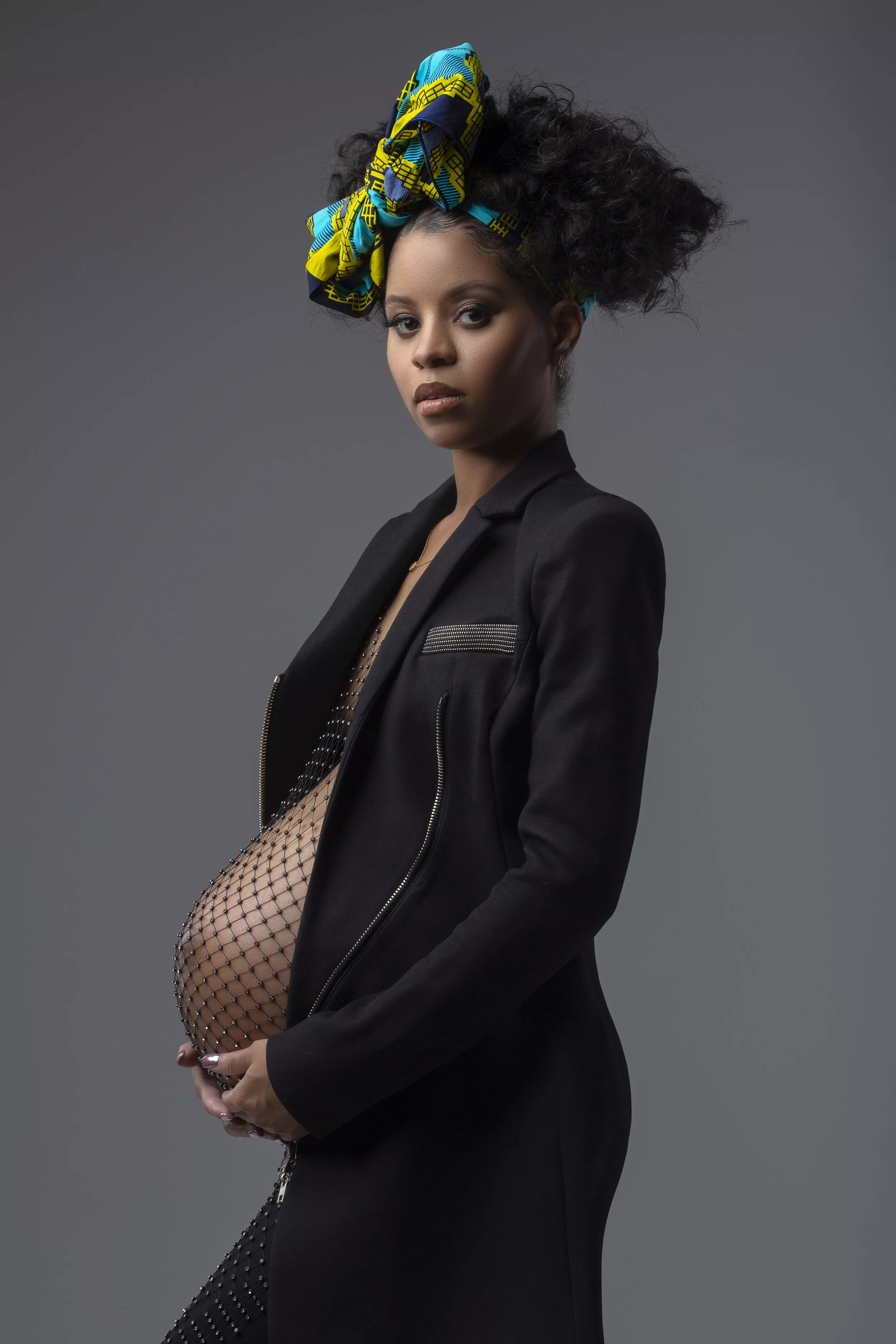 Chicago-Pregnancy-Photographer-Studio-Editorial-Photo.webp