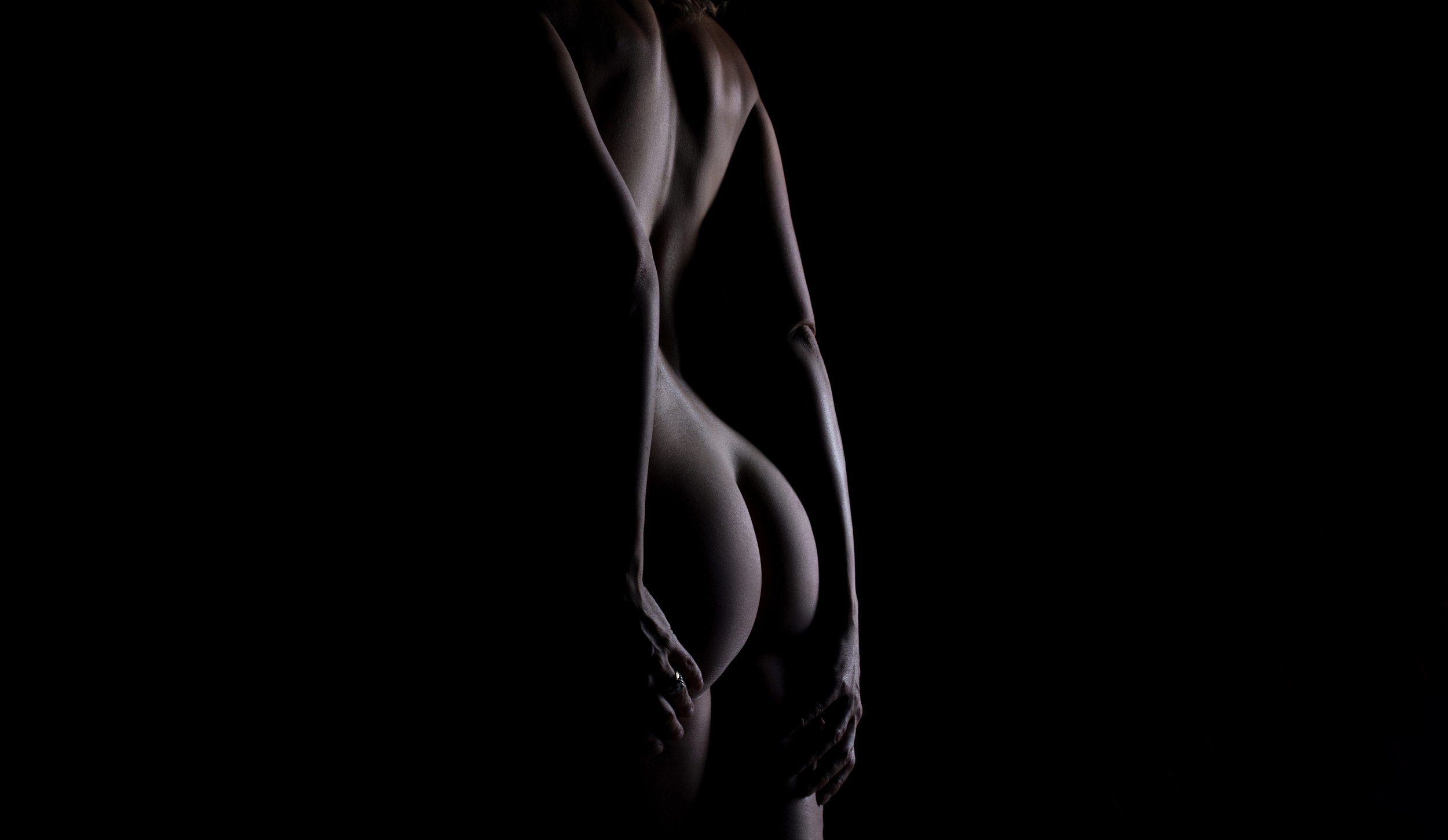 Elegant fine art boudoir Chicago – sensual black and white nude bodyscape.