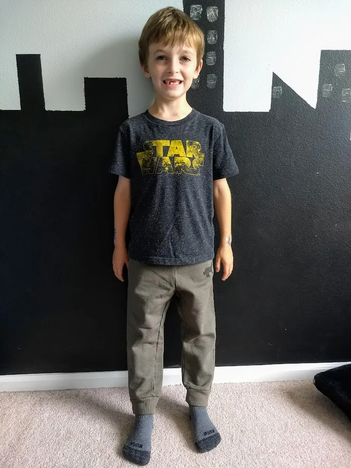 Abraham models his new favorite outfit: second-hand t-shirt and Beru sweatpants