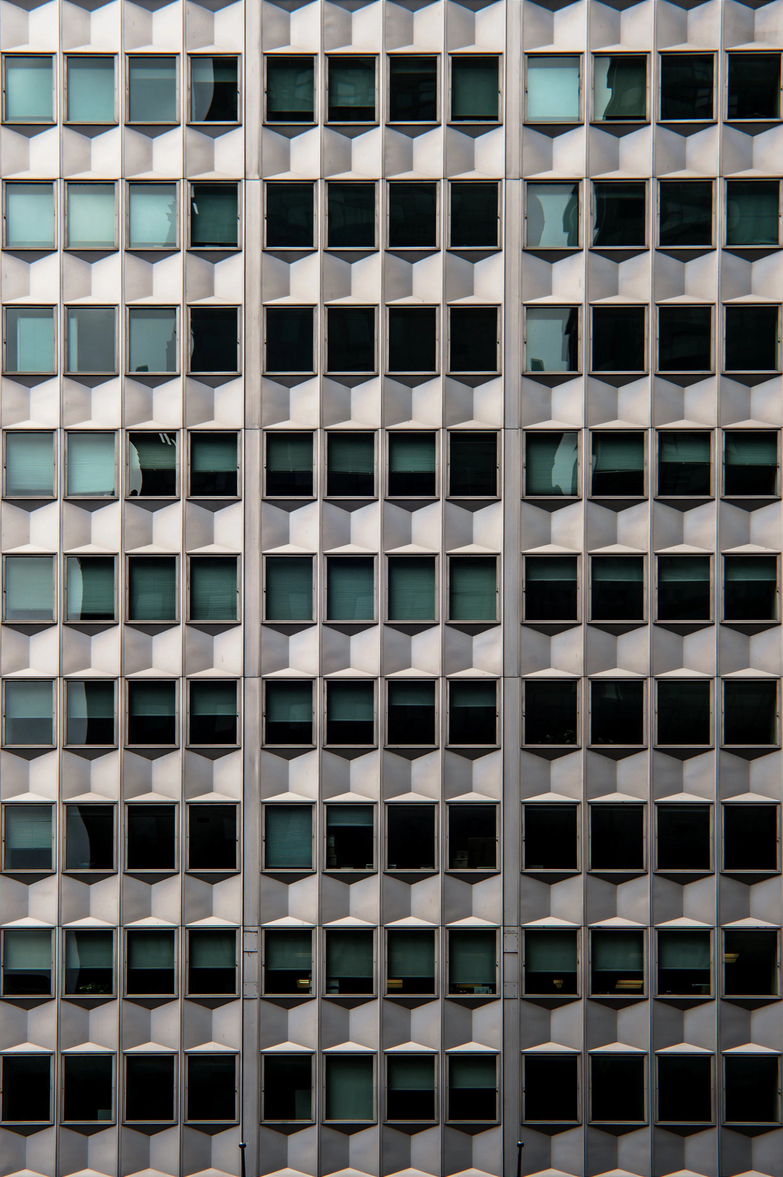 FOLDED FACADE
A MID-CENTURY MODERN HIGH-RISE
ON PARK AVENUE