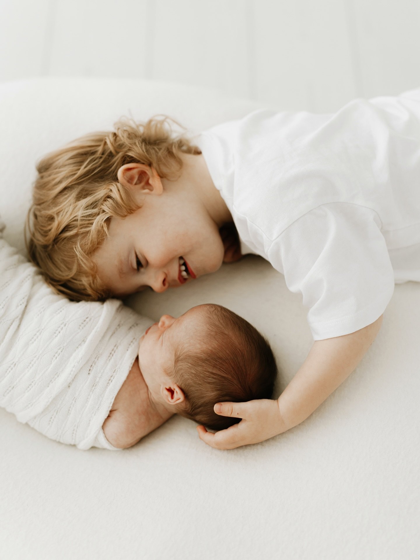 Big brother Hugh was just made for the camera &mdash; welcome to the world little miss Sutton ✨🌼