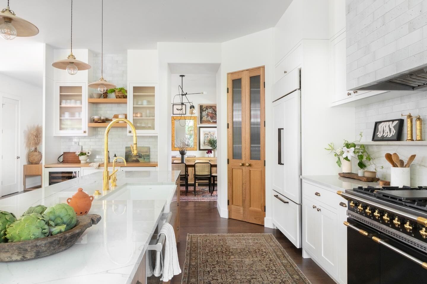 My favorite angle from #clientmoon makes me feel all the swoons! From the custom pantry doors and cabinetry to my fave faucet of all time, she really did turn out purdy. See the home tour on @dominomag via link in bio! 💫
Design: @neon.doves 
Photog: