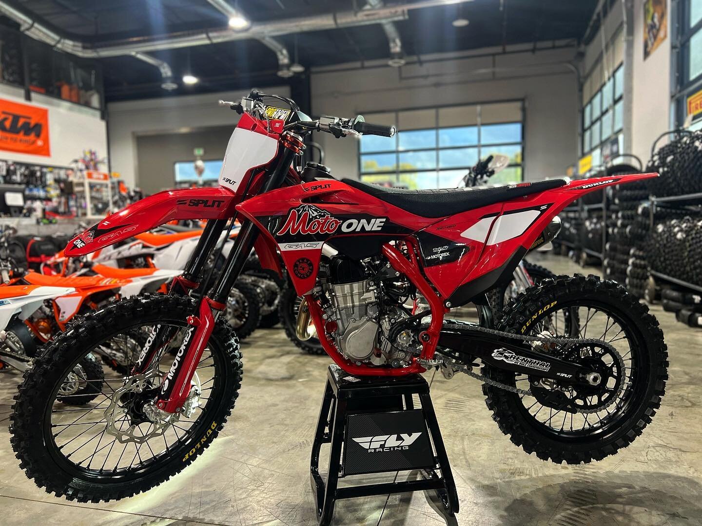 🤤

Make sure to stop by the @seatconcepts booth this weekend @enduro_cross and check out the Moto one edition MC450F. 

Yes it&rsquo;s for sale!🔥

@gasgas.official 
@seatconcepts 
@splitdesignsco 
@fbc_boise 
@dunlopmoto 
@protaper