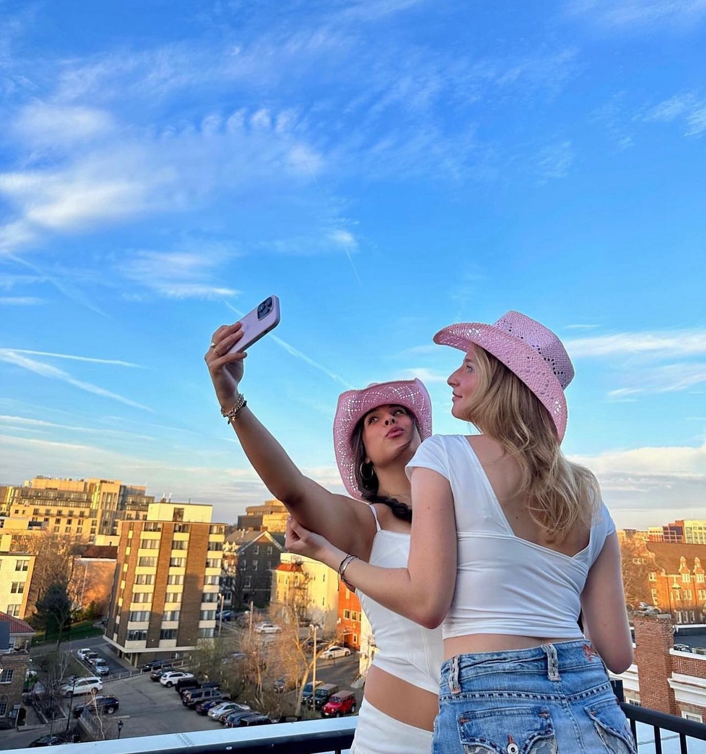 A moment for the pink cowgirl hats 🩷