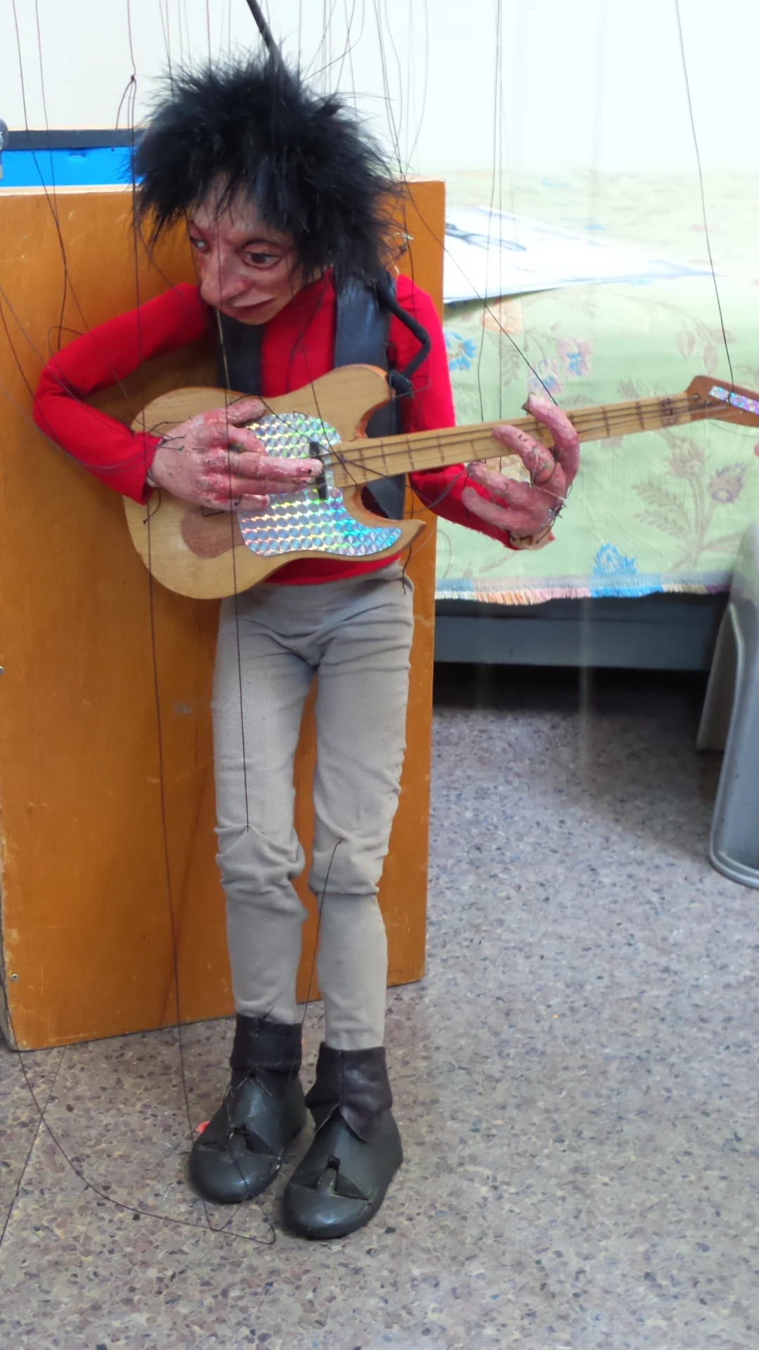 Joe Cashore’s marionette of a guitar player,