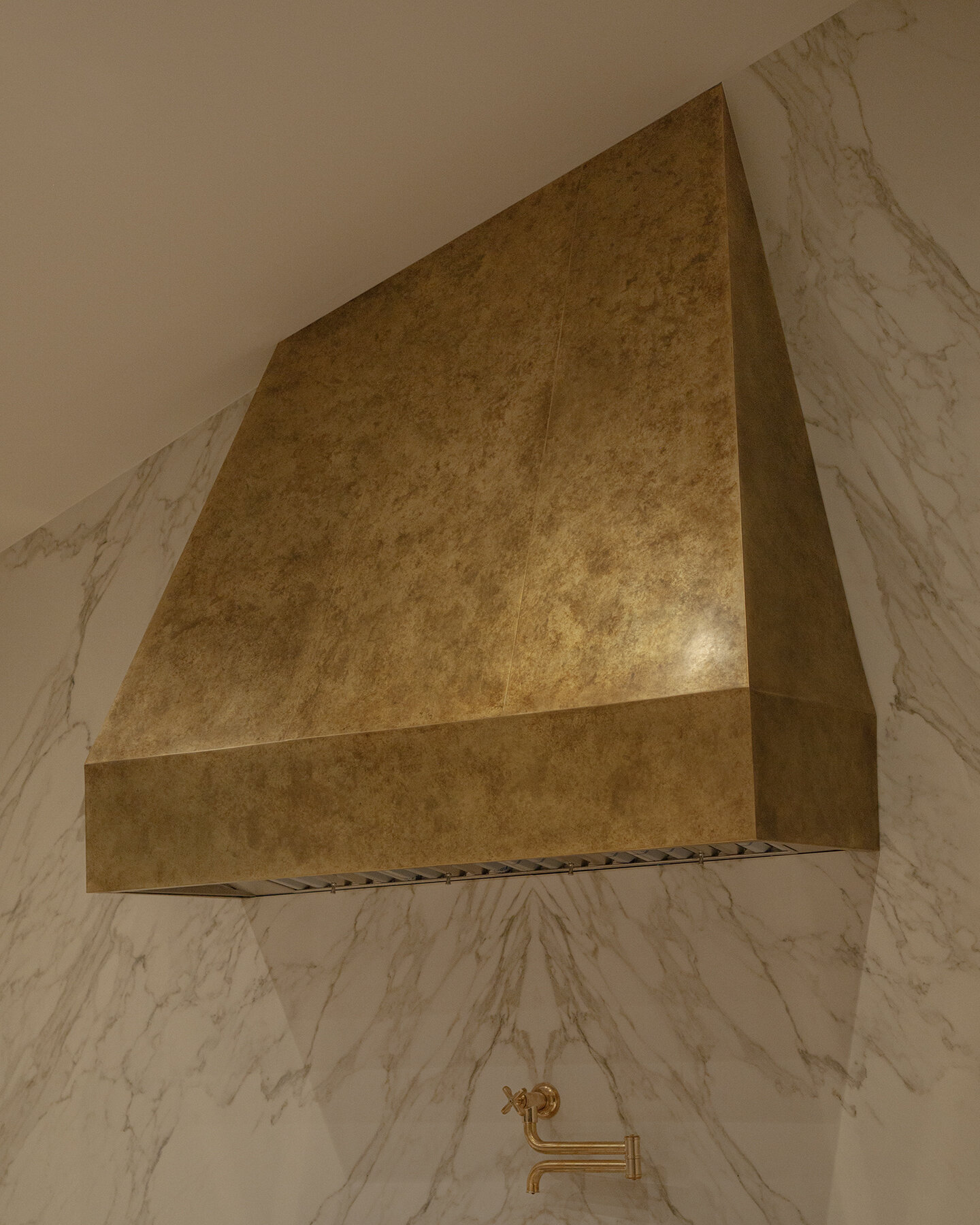 Hand patinated burnished brass finish installed flush against the porcelain backsplash. We don't often fabricate range hoods but this one was too sculptural to turn down.
For a private residence.
.
.
.
.
.
.
.
.
.
.
#gadartandfabricaiton #brass #bras