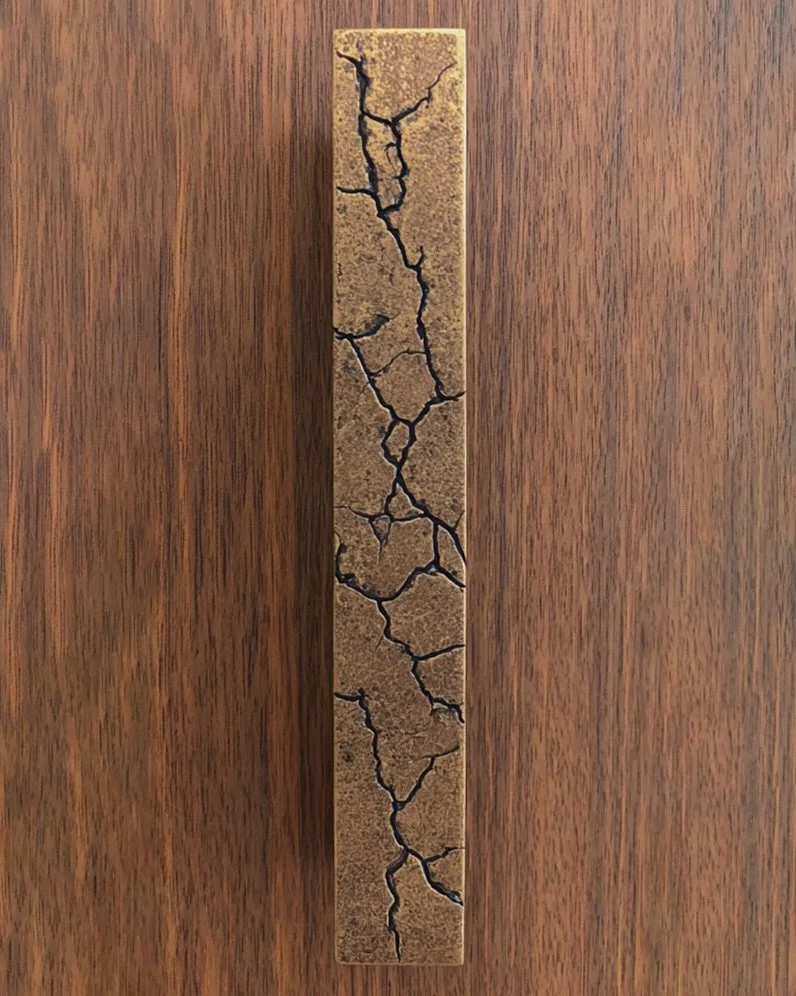 The Quebrada Pull
.
This hand crafted patina&rsquo;d bronze pull is inspired by geographical formations, reflecting textured cracked surfaces commonly visible in dried river beds, for example.
Embracing the beauty of imperfections, this pull is inten