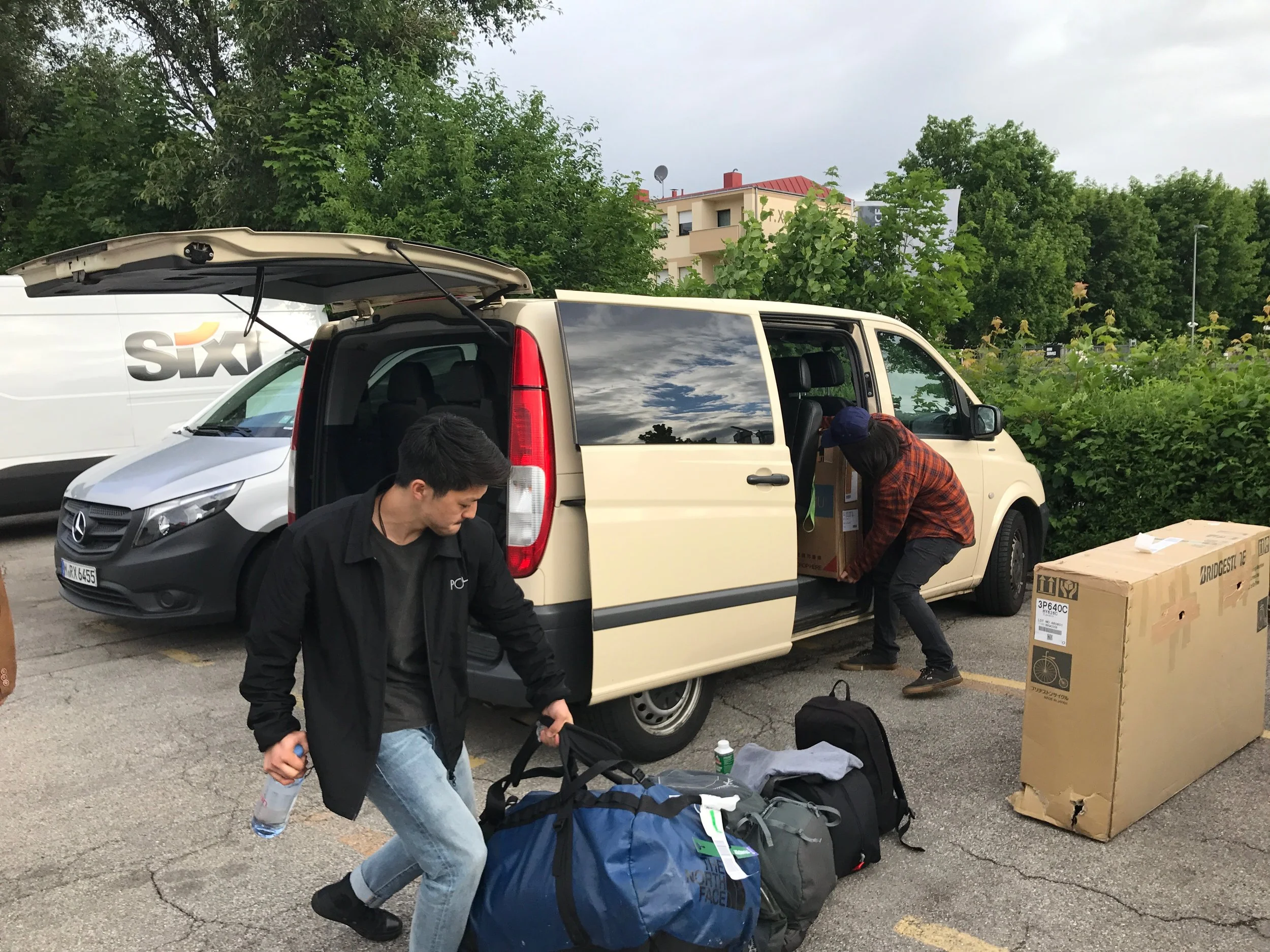 バイクボックス3個と荷物を載せてレンタカー会社へ。バンのタクシー多かったです。