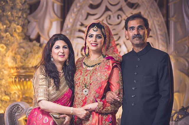 Just #love this #photo 
As #photographers we often have to #pose people in #portraits but @mahiya.si and her #lovley #parents just #naturally had a #link #between them.
#family #connection #bond #linking #red #gold #jewelry #familygoals #daddysgirl #