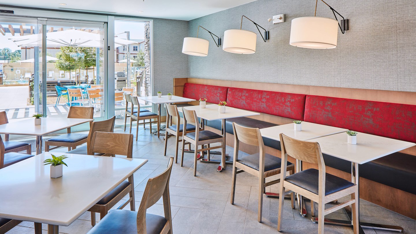 stsri-breakfast-0031-hor-wide.jpg