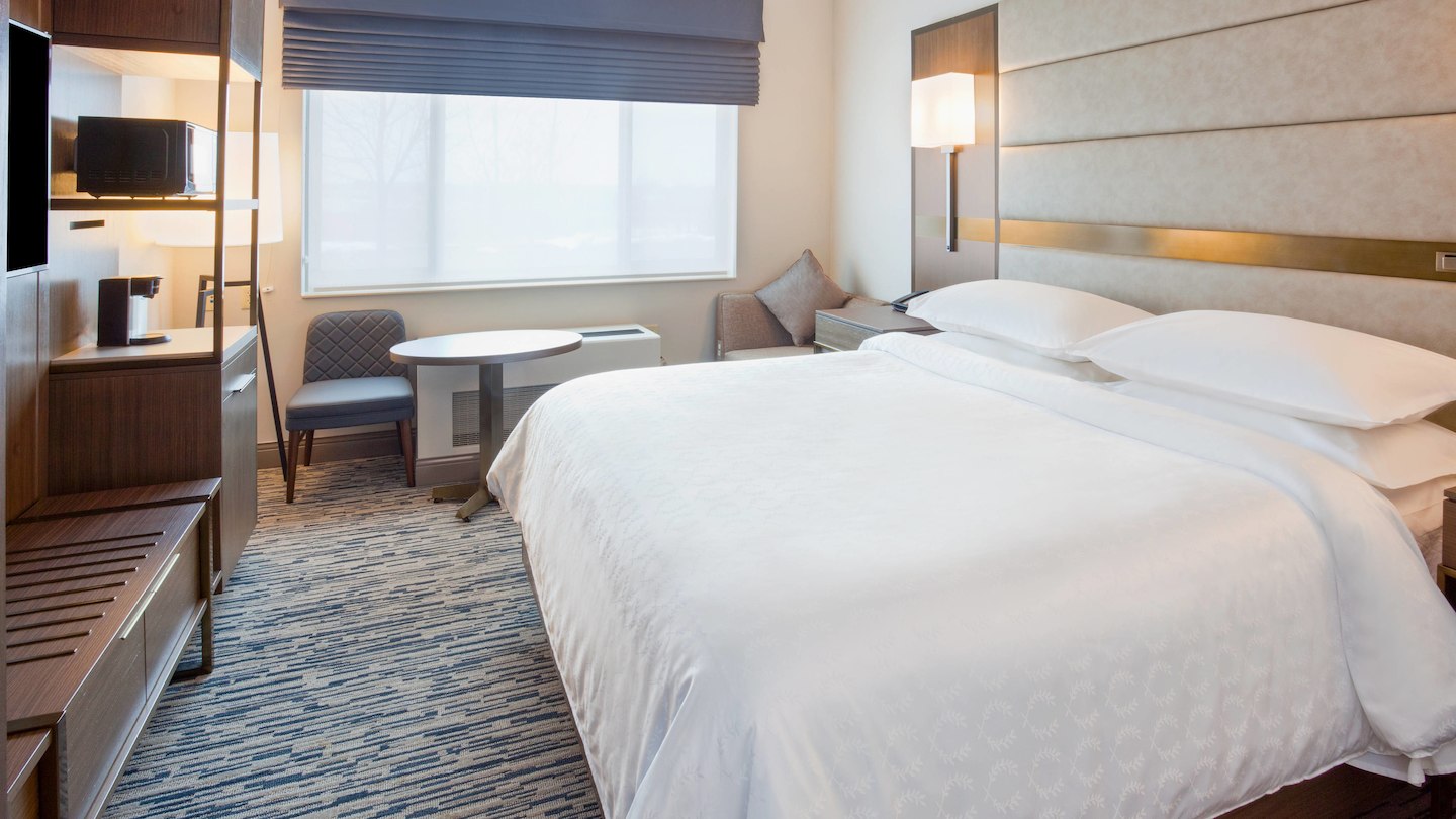 mspsw-king-room-8697-hor-wide.jpg