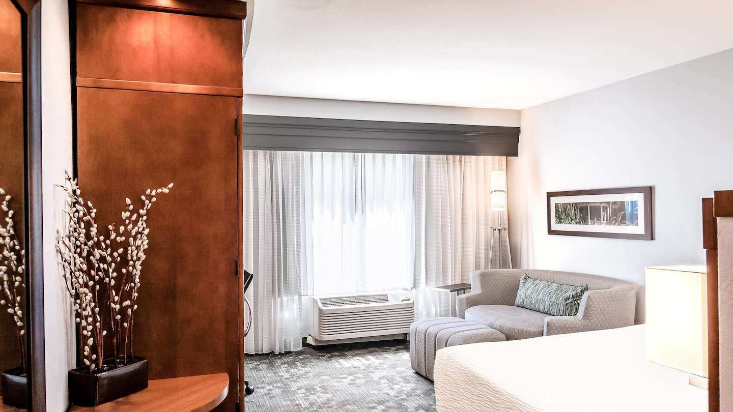 satnb-guestroom-0062-hor-wide.jpg