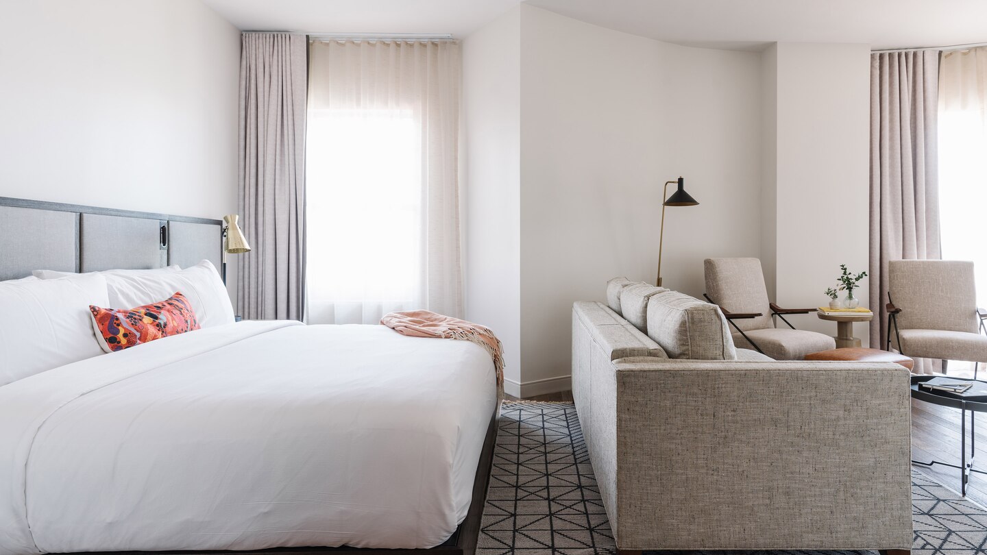 savtx-king-guestroom-9582-hor-wide.jpg
