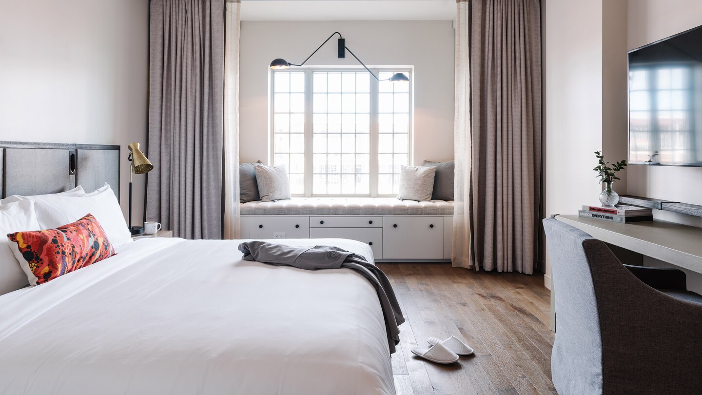 savtx-king-guestroom-9584-hor-wide.jpg