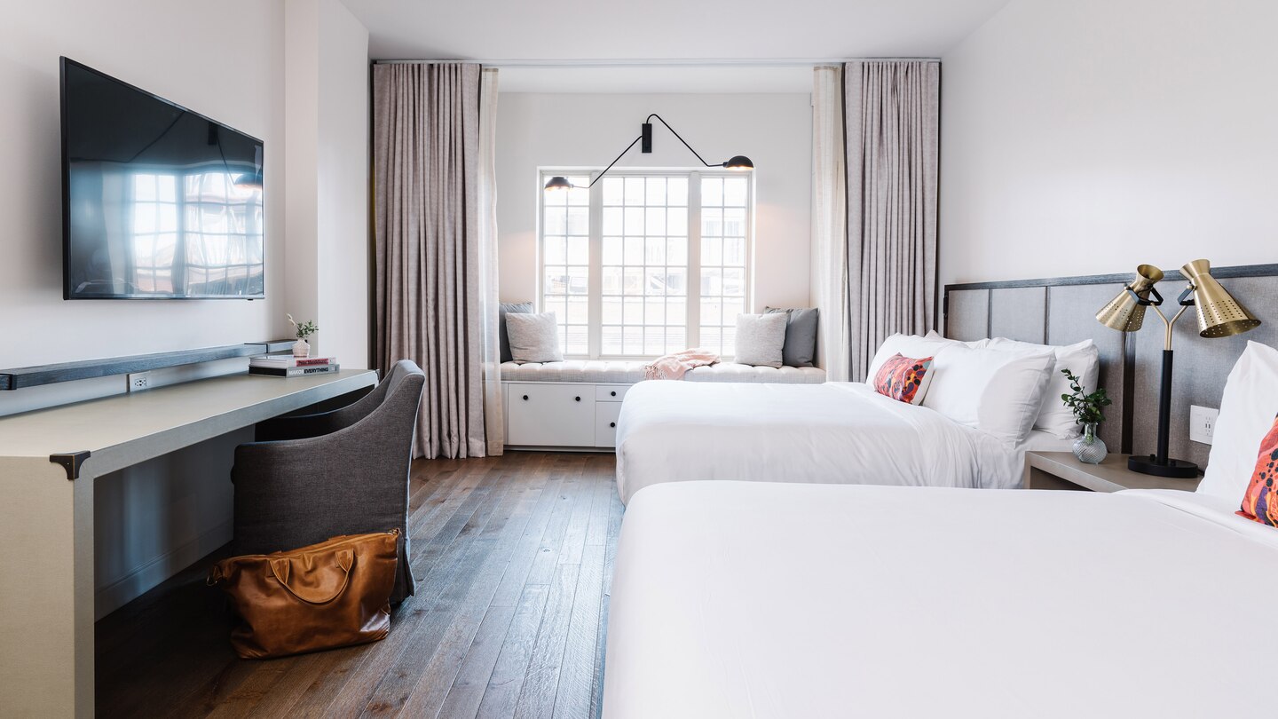 savtx-king-guestroom-9589-hor-wide.jpg