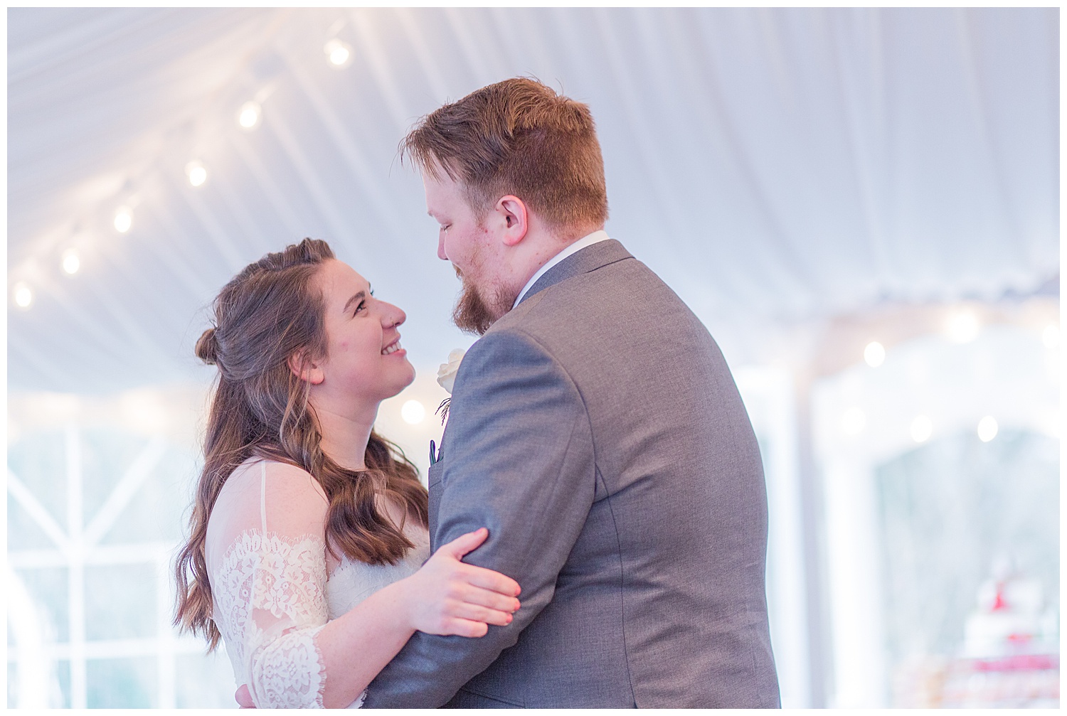 Virginia Cliffe Inn Wedding at Christmastime - Virginia Wedding Photographer