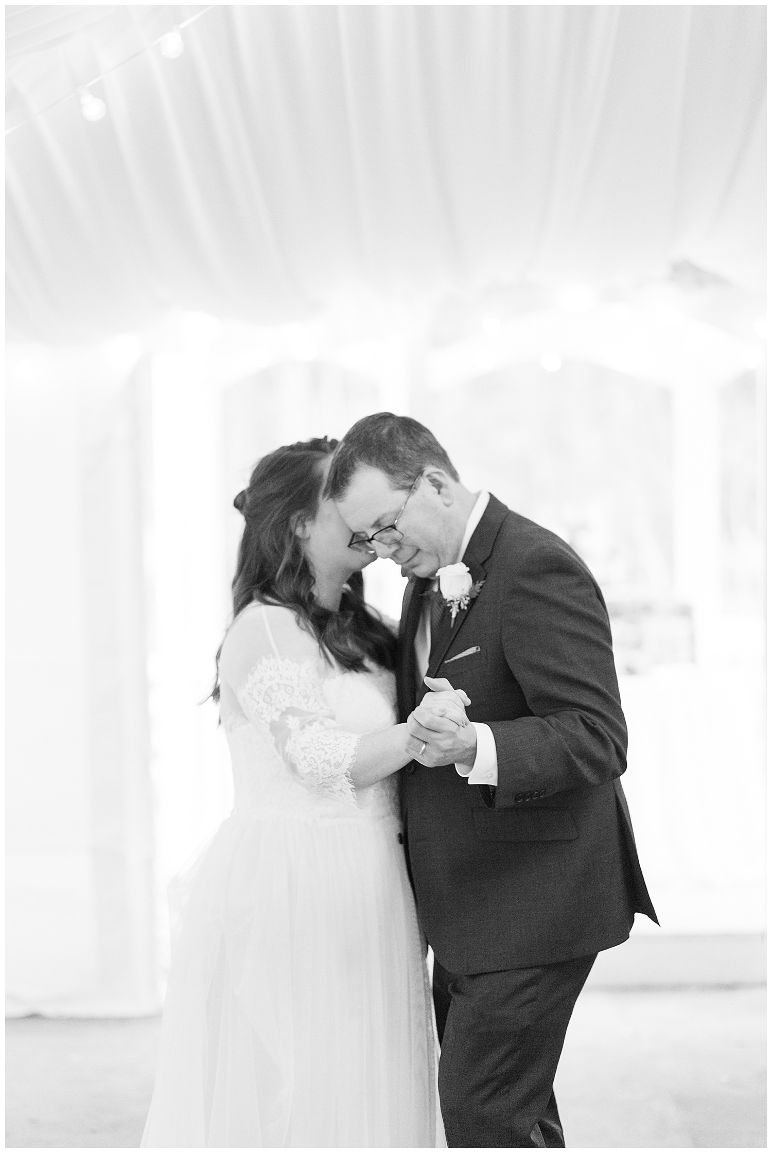 Virginia Cliffe Inn Wedding at Christmastime - Virginia Wedding Photographer