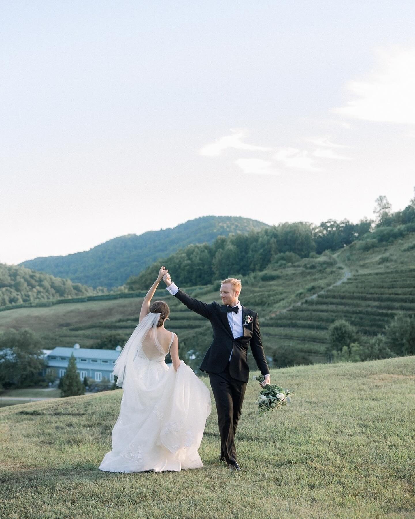 #🌅 I just love the views at Mountain and Vine Winery! 
⠀⠀⠀⠀⠀⠀⠀⠀⠀
When the couple heads to the top of the hill at sunset, the light is magical. And they can look below at the reception site and feel so loved knowing all their favorite people on earth