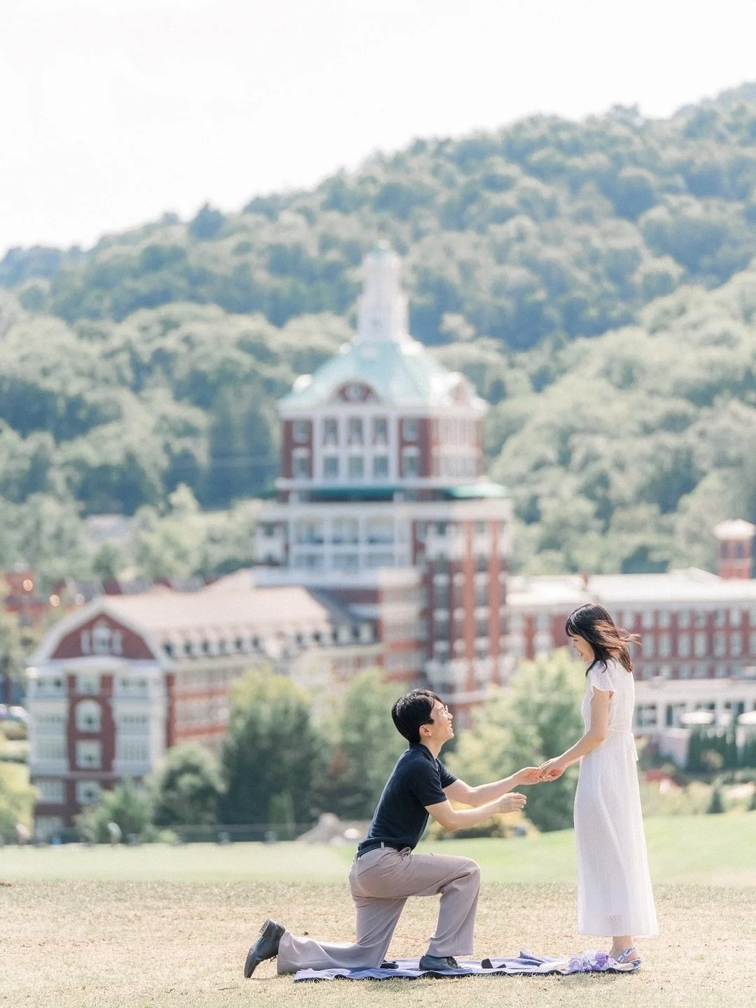 Jaehoon planned a romantic trip to the Omni Homestead Resort, where he walked with his love to the Old Course Pavilion for a picnic. Then he got down on one knee and asked her to share forever with him in the most charming proposal.
⠀⠀⠀⠀⠀⠀⠀⠀⠀
Congrat