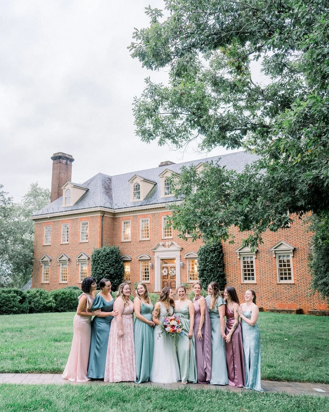 What happens when you pivot a bit for a rainy forecast? You end up with the perfect fall wedding day (complete with some surprise tears, an intimate ceremony officiated by your sister, and a beautiful bouquet big enough to have its own zip code.)
⠀⠀⠀