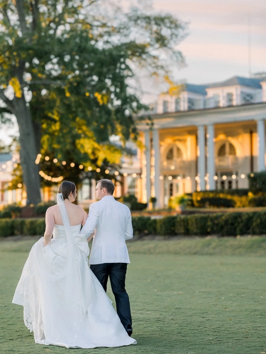 When you have photos sitting in your @planoly app for so long that couples post their second anniversary celebration pics before you share what&rsquo;s in your queue. . . 
⠀⠀⠀⠀⠀⠀⠀⠀⠀
Anyone else have so many favorite photos, but just can&rsquo;t seem 