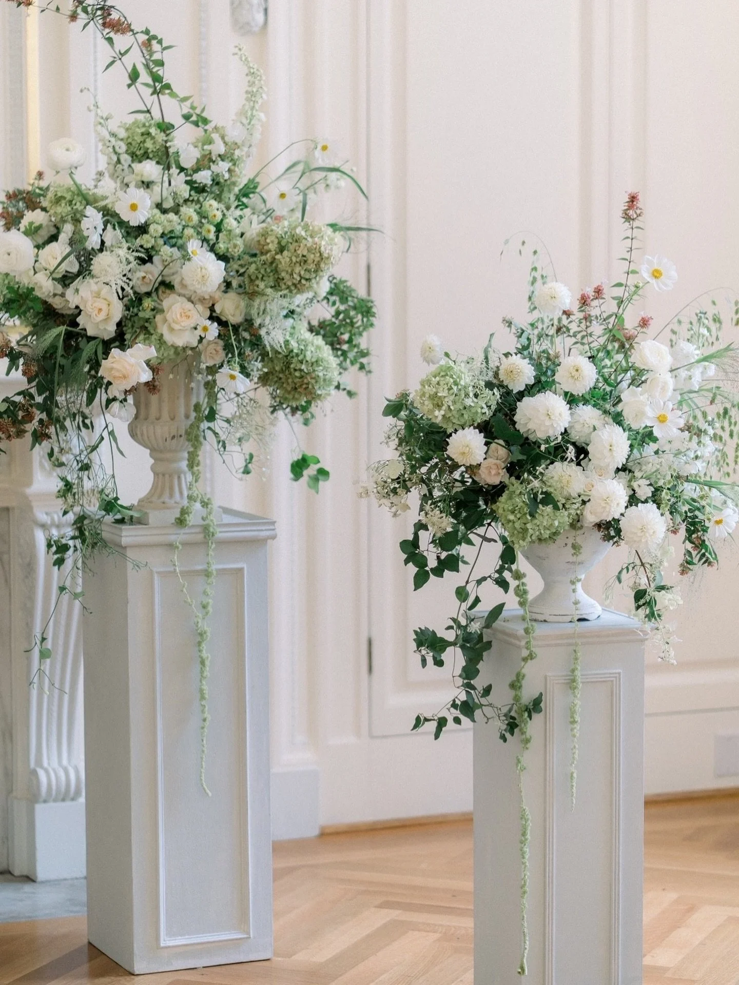 Holiday preps as a wedding photographer look a little different. Christmas shopping, decorating, and wrapping, happen in tandem with editing galleries, designing albums, meeting prospective couples, blogging, and sessions.
⠀⠀⠀⠀⠀⠀⠀⠀⠀
In other words, m