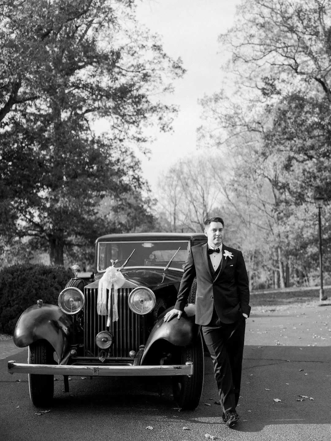 A moment for the boys and their toys on the wedding day. Because a vintage car is the perfect addition to your portraits if you love a classic, timeless vibe. #🤌🏼
⠀⠀⠀⠀⠀⠀⠀⠀⠀
Venue | @EstateatRiverRun
Planner/Florist | @starrynighteventsrva
Photograp