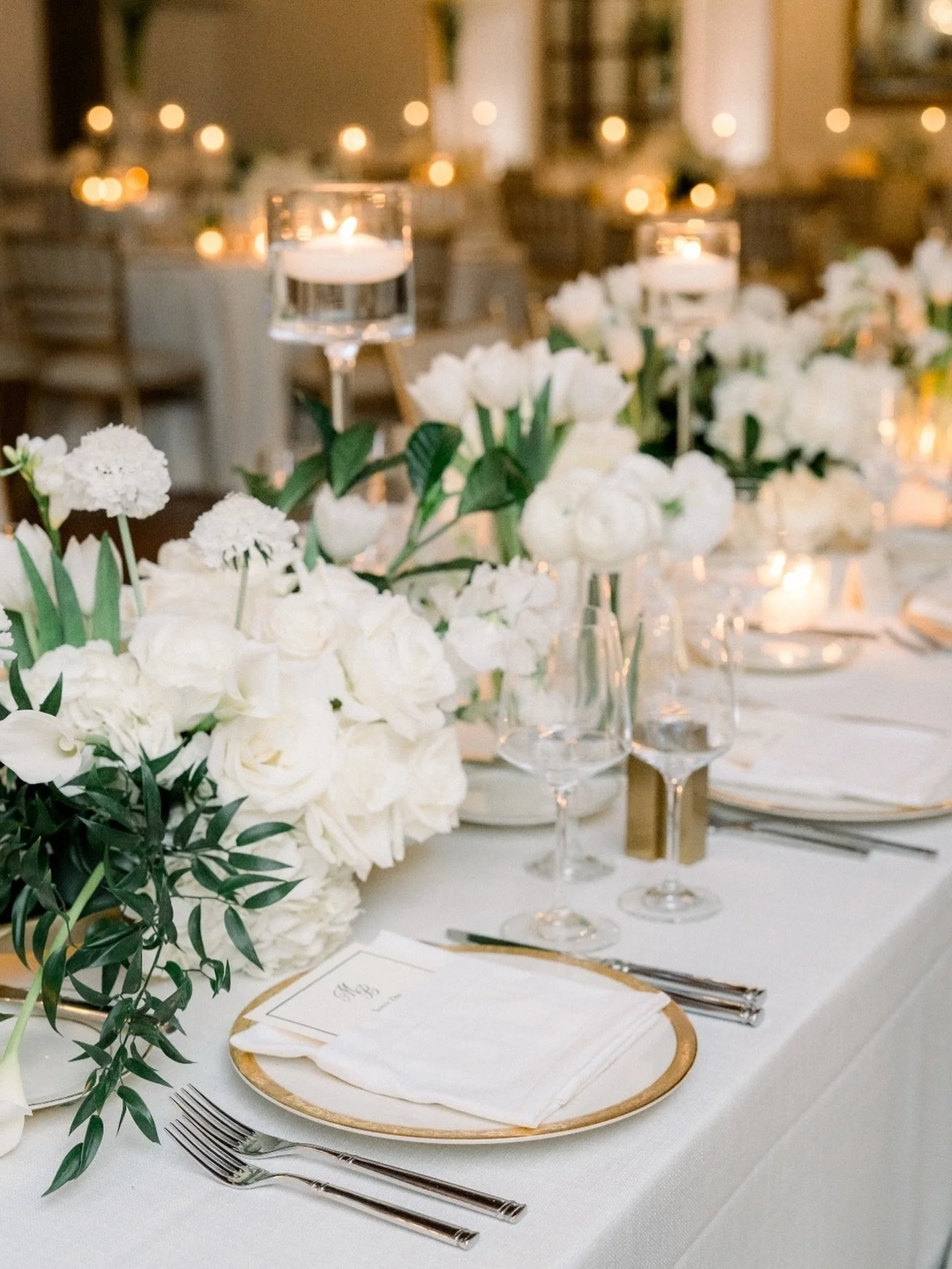 We had the best time at a Christmas dinner party last night. It&rsquo;s always so fun to catch up with folks and enjoy their decorations.
⠀⠀⠀⠀⠀⠀⠀⠀⠀
And then return home to our undecorated tree (that&rsquo;s been up since before Thanksgiving.)🤣🌲
⠀⠀⠀