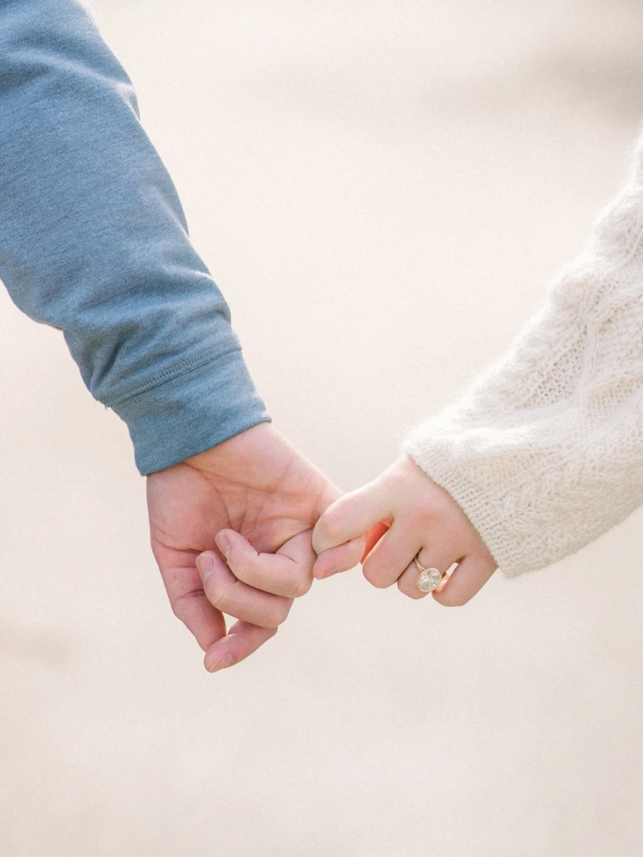 It&rsquo;s wedding week for Sarah &amp; Drew, and I&rsquo;m excited to head back to @colonialwmsburg soon for their Williamsburg Inn wedding.

Side note: the bride knitted the beautiful sweater she&rsquo;s wearing during their engagement photos! 😍