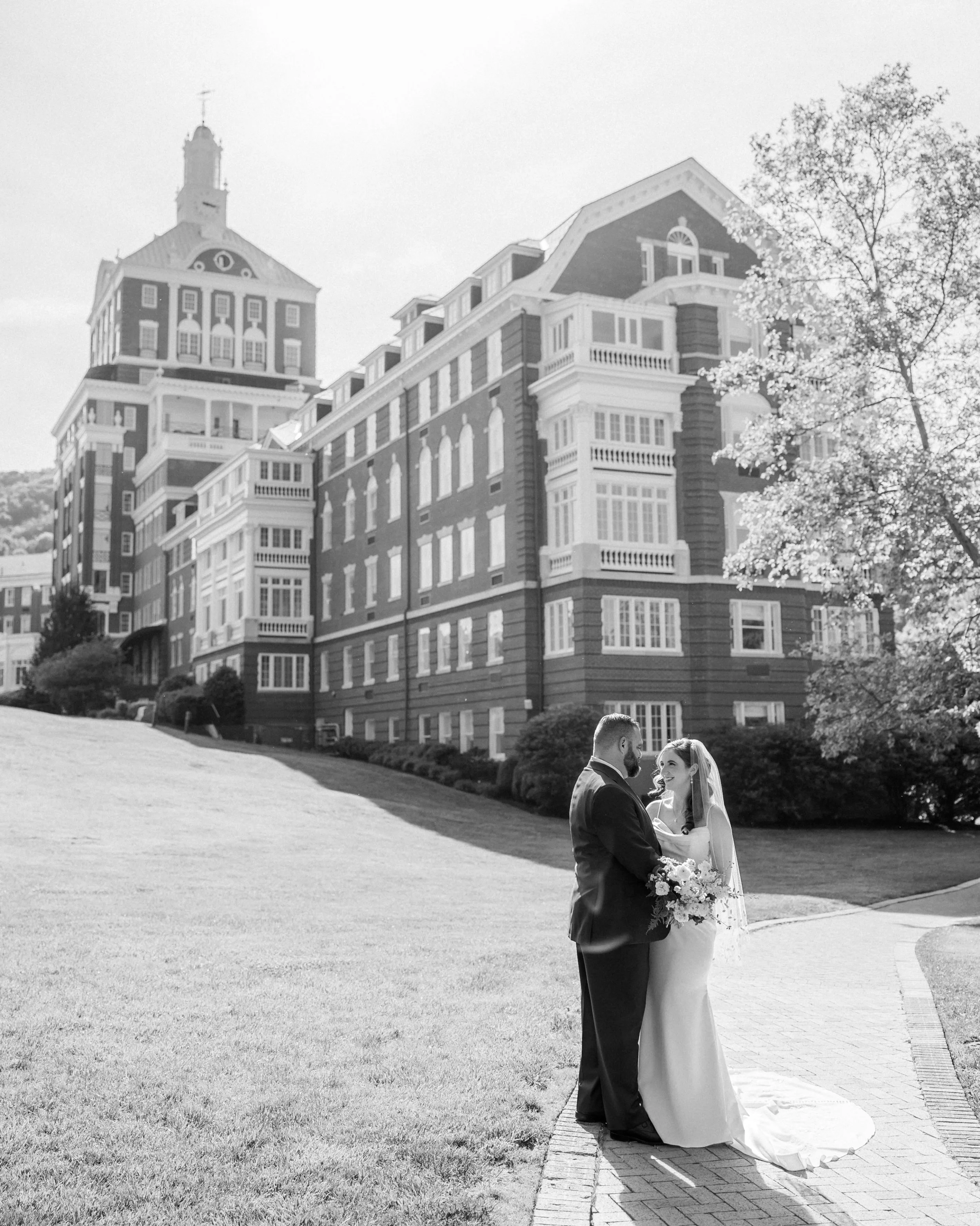 Mary &amp; Frank had one of those perfect wedding days surrounded by their closest friends and family and nestled in the Virginia mountains.
⠀⠀⠀⠀⠀⠀⠀⠀⠀
(Those Mountain views for dayyyysss!😍)
⠀⠀⠀⠀⠀⠀⠀⠀⠀
Venue | @OmniHomestead
Wedding planner | Martha M