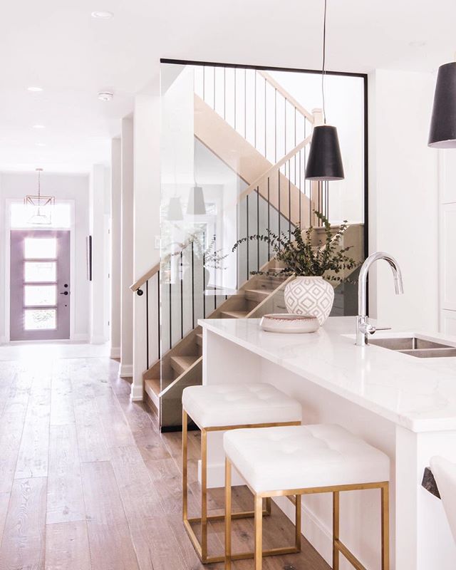 The stairway in this house is pretty drool worthy 😍  I love when design can be unexpected but still timeless
.
Gorgeous Design by @leclairdecor
.
.
.
.
⠀⠀⠀⠀⠀⠀⠀⠀⠀ #residential #homedesign #homestyle #mydomaine #smmakelifebeautiful #interiordesign #in