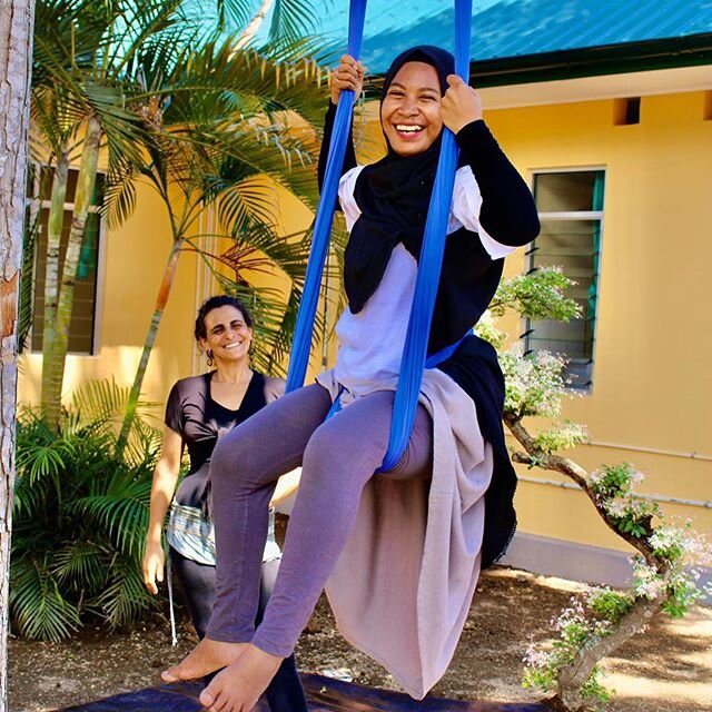Aini has been juggling learning new circus skills, being a Peduli Anak counselor and new motherhood during the course of this training. Much respect for how she balances life in addition to her slackline skills. @pedulianak @templemoore04 @harapanbar