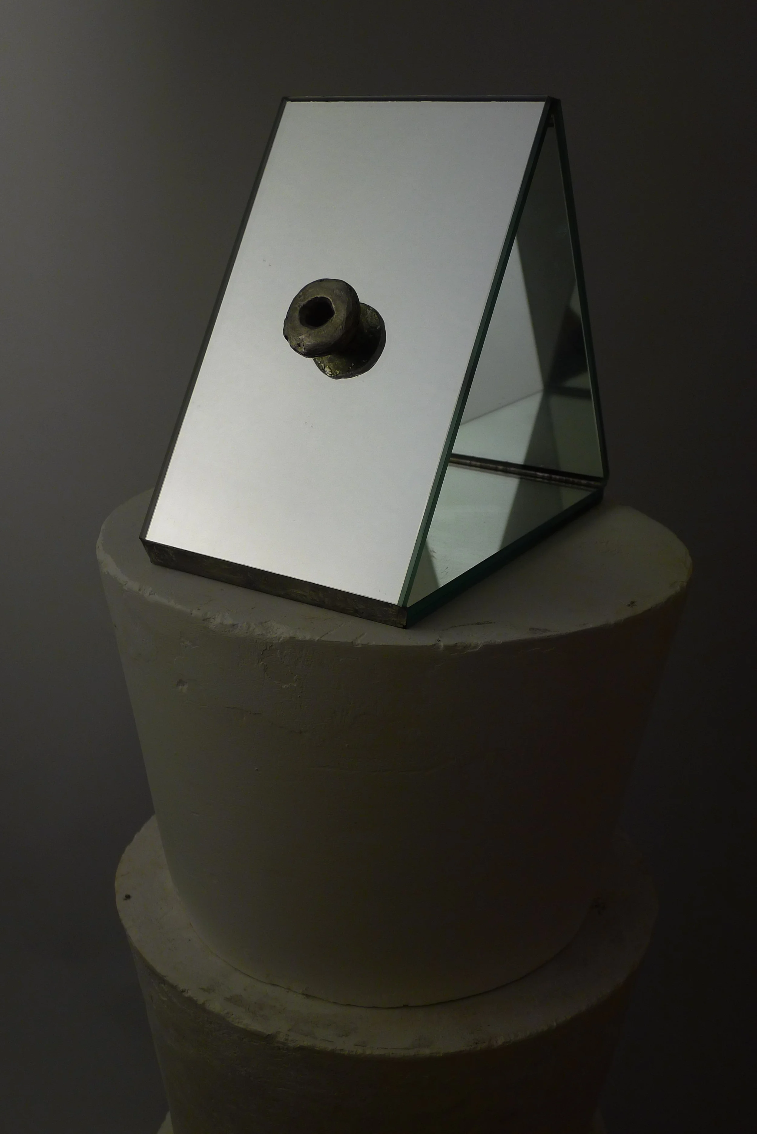 311.2.IMAGINATION.Espelho e gesso, 144 x 26 x 26cm, 2013.JPG