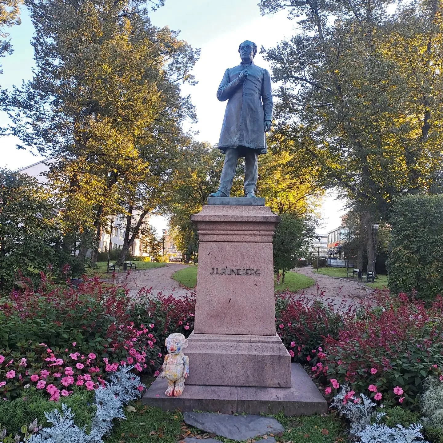 Gubben tog en stund vid skulpturen av farfars fars gudfar, J.L. Runeberg. #movingpublicfigure