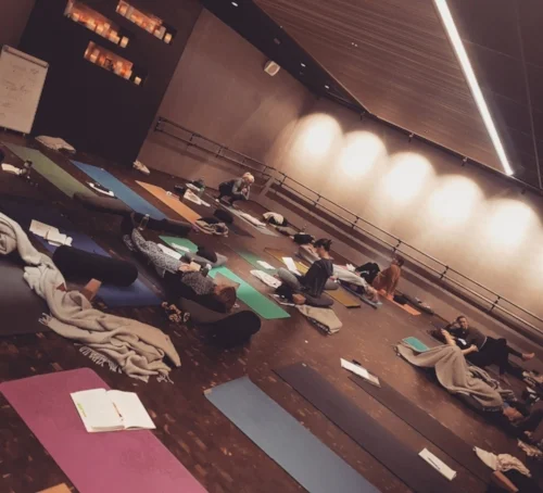 Avslappet stemning på HiYoga når 20-ish blivende instruktører tilbringer ca 18 timer på dette gulvet.