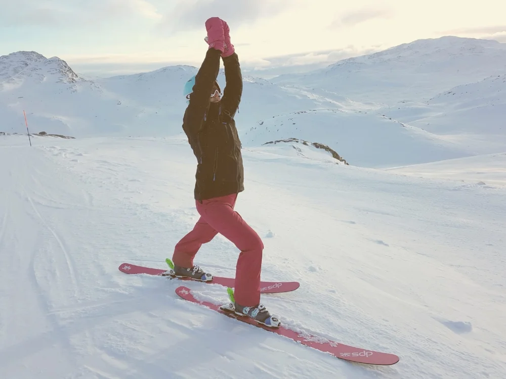 En liten yogastrekk i en lang dag i bakken er bra. Her på toppen av favorittheisen Tinden i Hemsedal.