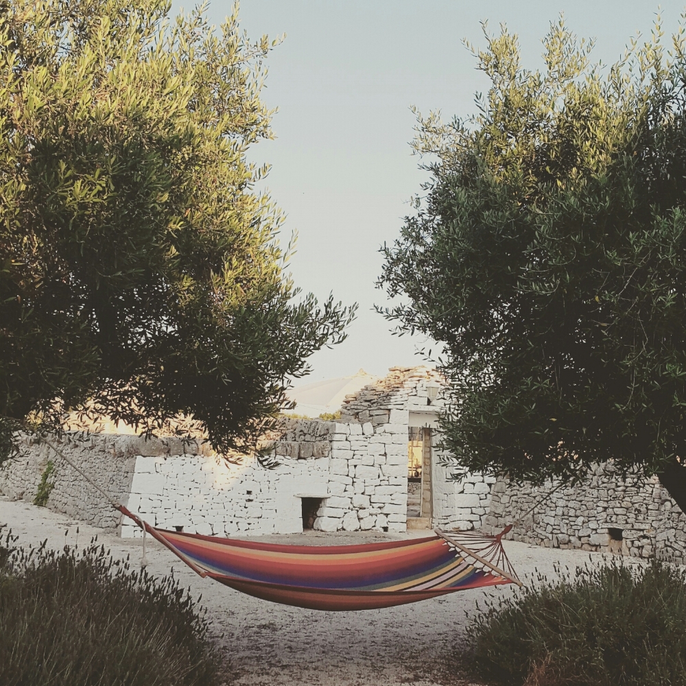 Hengekøyer er trendy på yogaretreater, denne er i Puglia, Italia