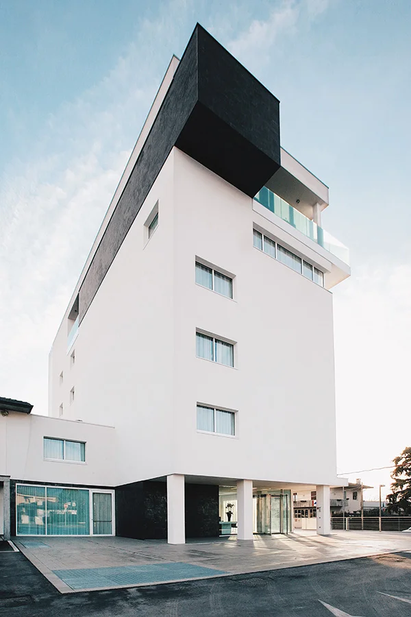 le-nove-hotel-hall-exterior-01.jpg