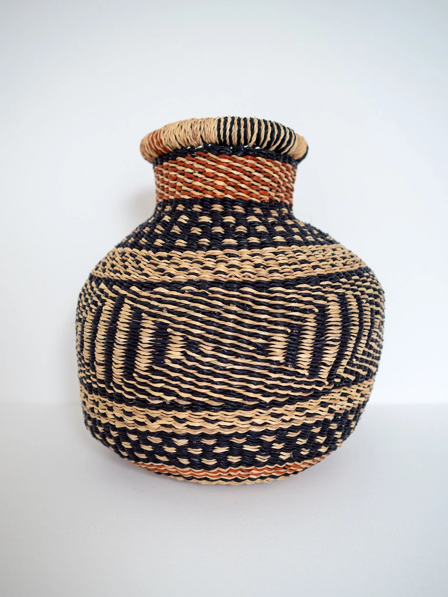 aventyr-tiny-jemima-10-cows-basket-black.jpg