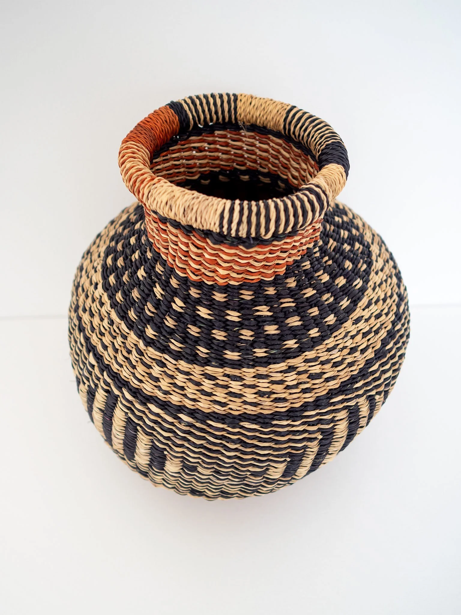 aventyr-tiny-jemima-10-cows-basket-black2a.jpg