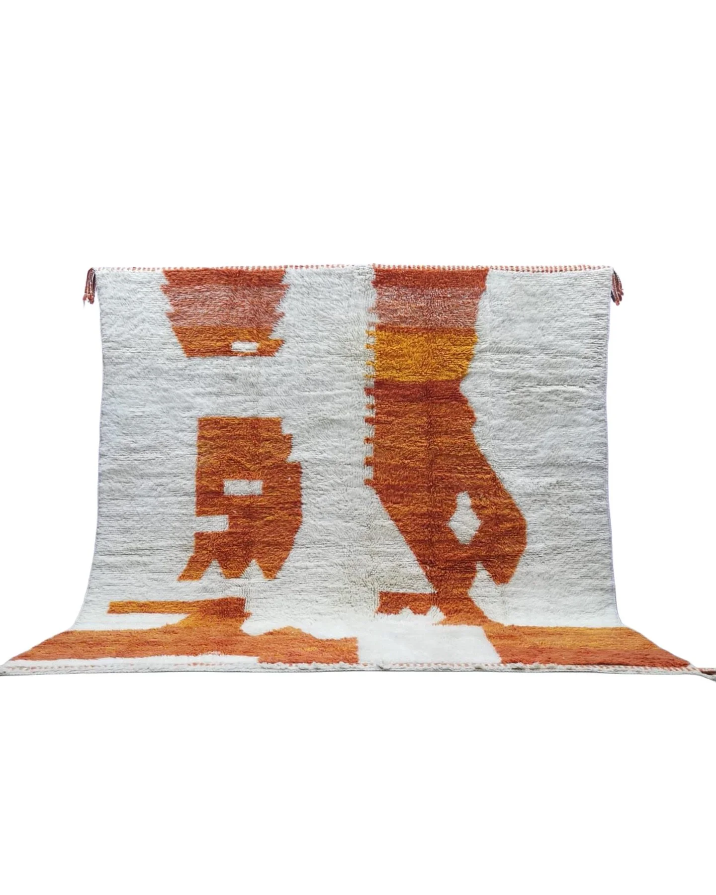 ✨ Exciting News! ✨
We&rsquo;re thrilled to announce that we&rsquo;re now working directly with the best cooperative weavers from the Beni M&rsquo;rirt tribe, known for their unmatched craftsmanship in made-to-order rugs. But that&rsquo;s not all! Sin