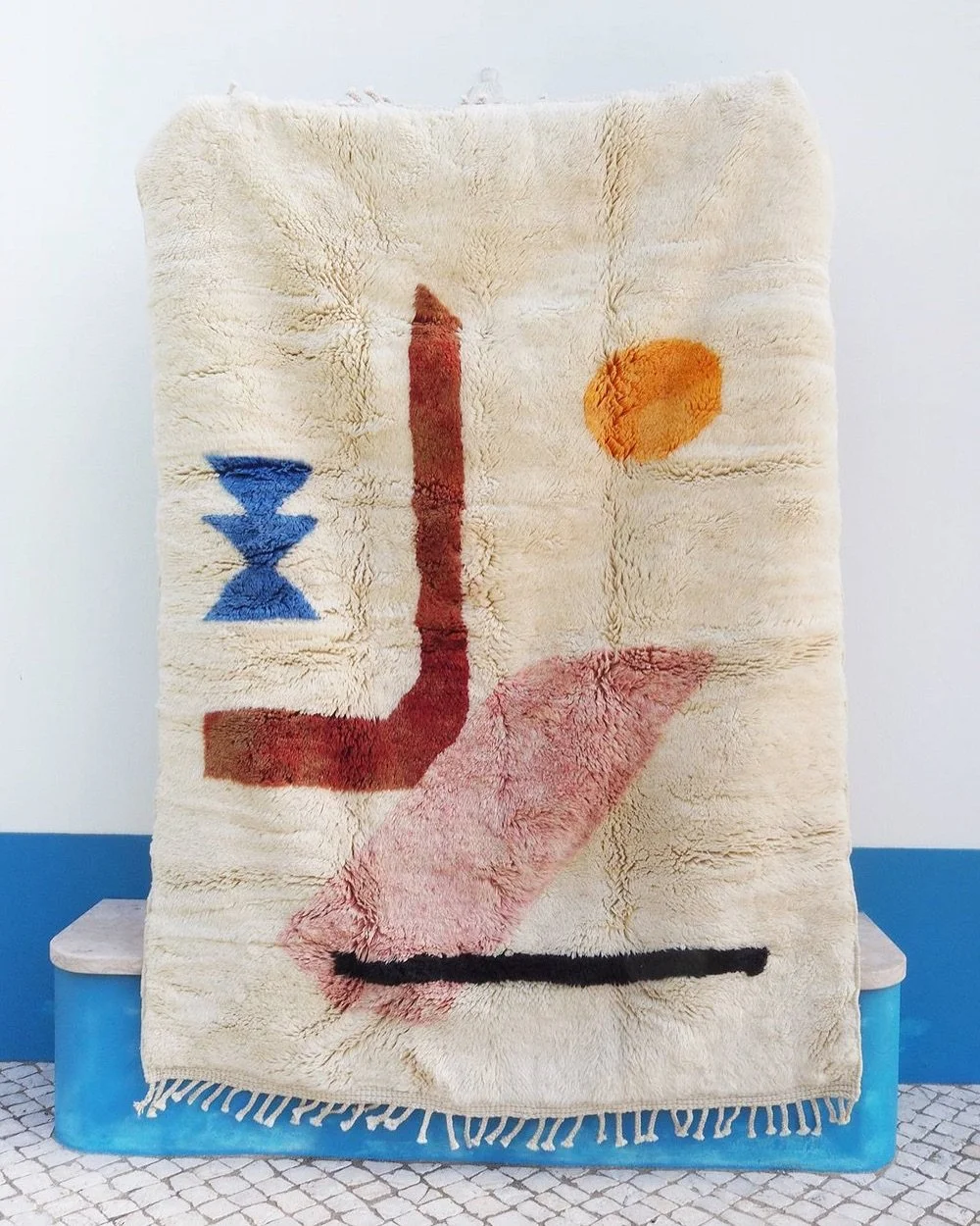 Guys we have some very beautiful in stock rugs available online now, free shipping around the world from Portugal. Also it&rsquo;s on sale! Do not missed out! Hurry ;)
.
.
.
.
.
#bohostyle #moroccanrugs #handmaderugs #interiordesign #bohochic #winter