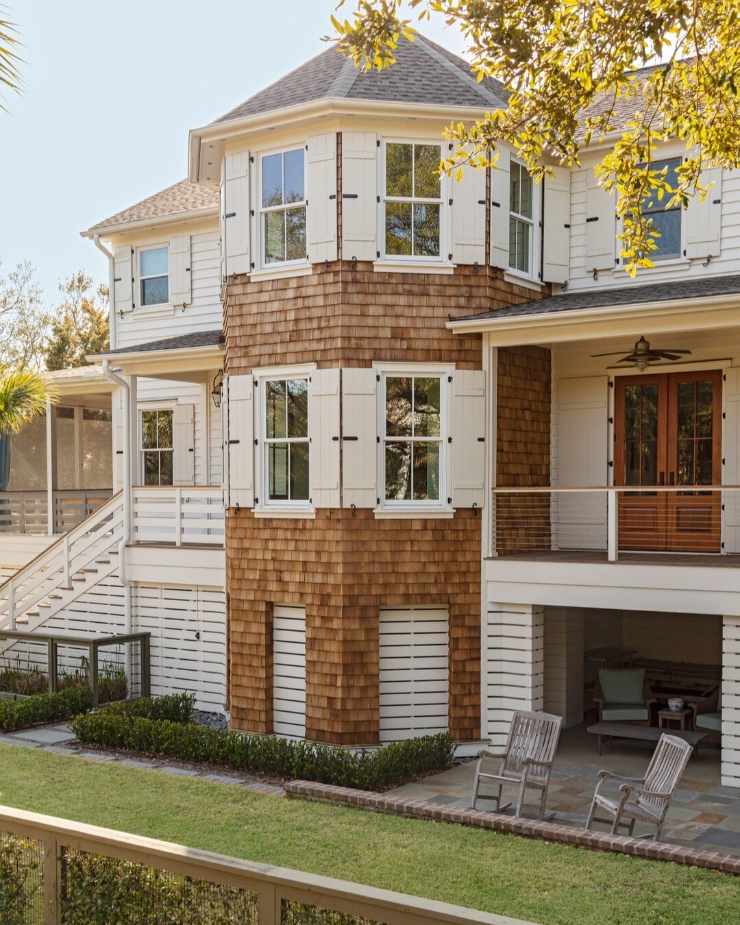 Cedar shake siding at a Sullivan's beach house, installed by our talented carpenters.​​​​​​​​​.
Architect: @bwflemingarchitect
Photography: @julialynnphotography
.
.
.
#cedarshake #beachhouse #architecture #charlestonsc