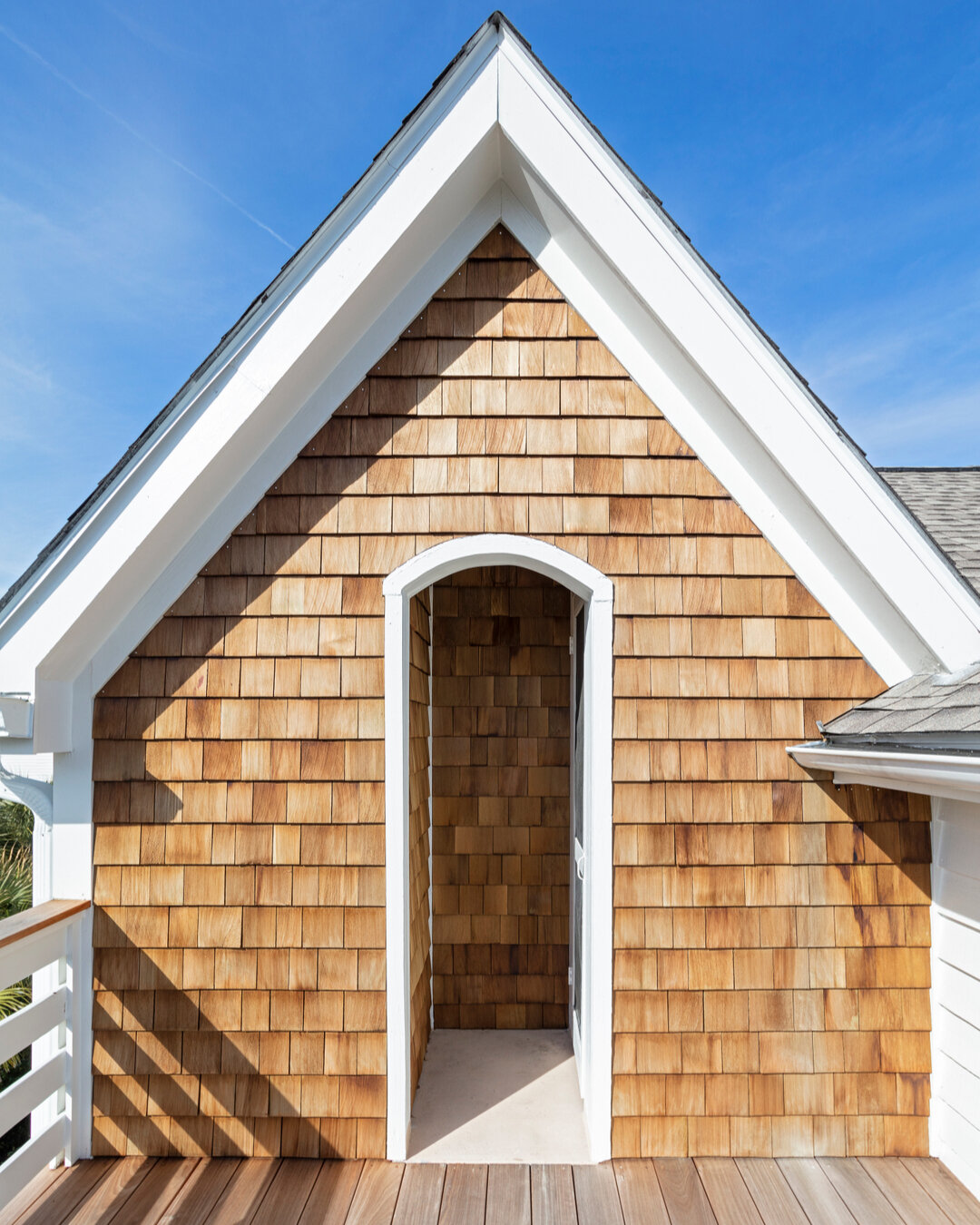 This sun deck is right off the primary suite, providing a quiet spot to enjoy the island breeze!​​​​​​​​​.
.
Architect: @bwflemingarchitect
Photography: @julialynnphotography
.
.
.
#cedarshake #beachhouse #architecture #charlestonsc