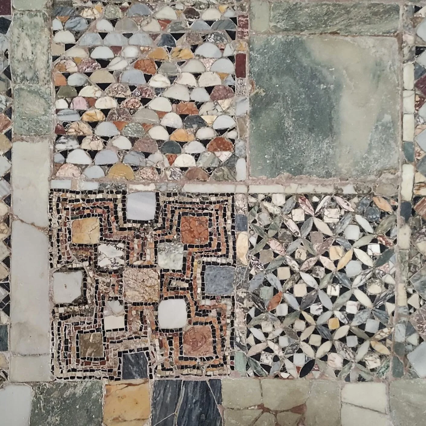 A little bit of heaven by @elena__grilli 🍹#tonic #issue6 #floor #venice