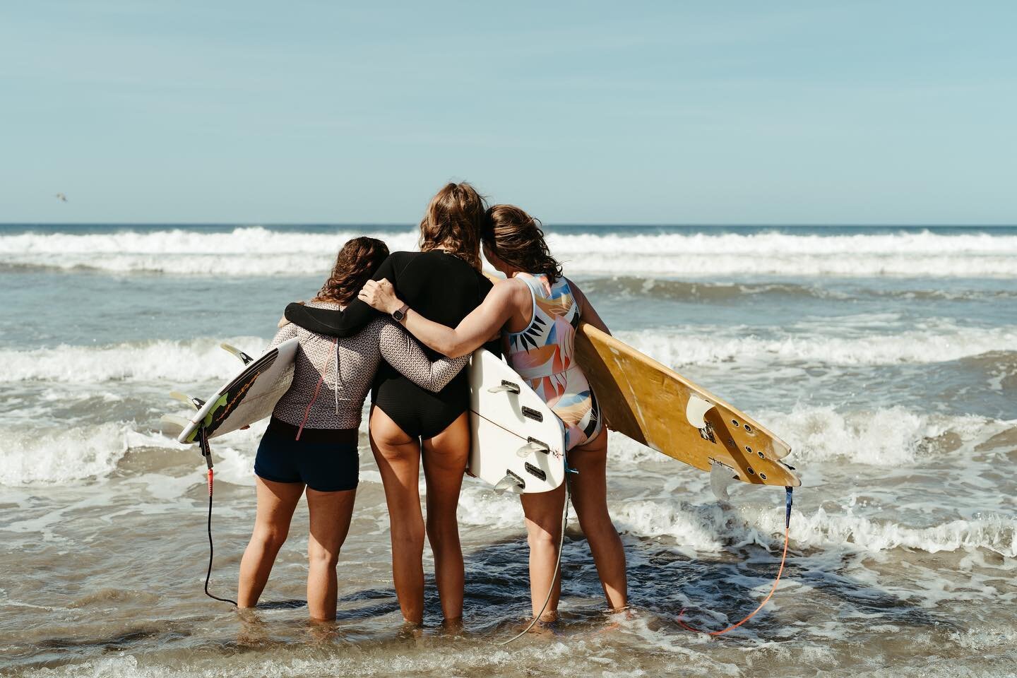 The only thing more fun than Surfing&hellip;. surfing with your girls!!! 

Can&rsquo;t wait get in the water with you ladies this season 🏄🏻&zwj;♀️🤍 

📷 @sarahbswan 

#sistersurfandyogaretreat #surfsisters #womenssurfing