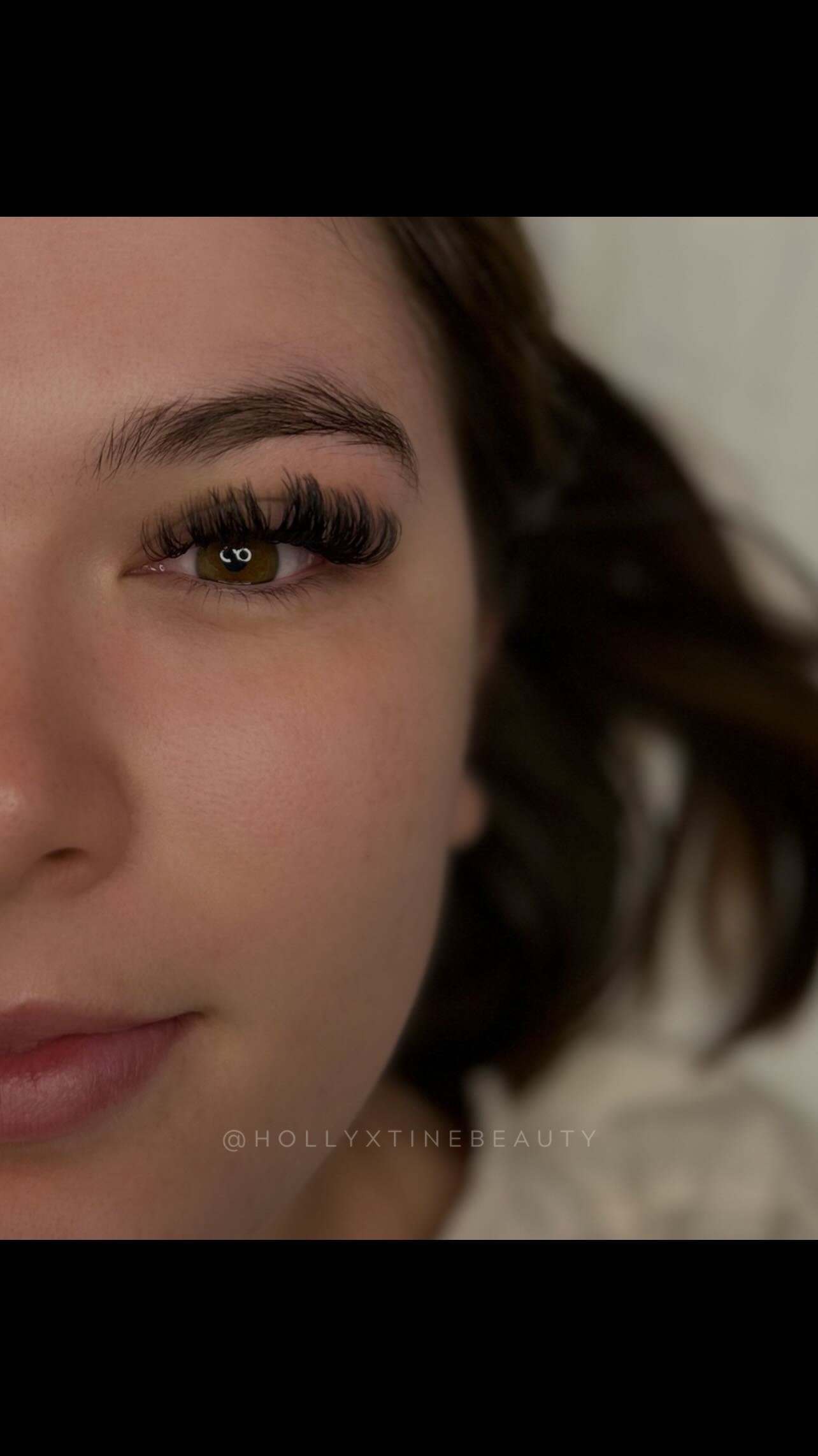 A very full and textured Volume Set (breakdown below).......
This style is perfect for you if you are the client who prefers:
✦ A more full appearance for your lashes
✦ Length while accommodating comfort
✦ Incorporating makeup into your routine dai