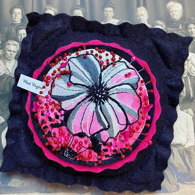 The West Virginia pin cushion was made by @loomandgloom and looks so beautiful! Thank you all for tuning in today ❤️🇺🇸❤️
⠀⠀⠀⠀⠀⠀⠀⠀⠀
#herflag2020 #19that100 #ushistory #womenwhovote #herstory #americanhistory #19thamendment #womeninpolitics #womeninh