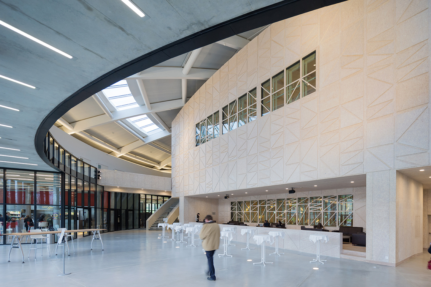 OSB cladding used on the exterior of the concert hall differentiates it from the surrounding spaces. Two large glazed areas bring natural light into the concert hall and enable visitors to peer in from the lobby. (Photo: Iwan Baan)