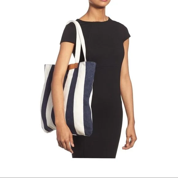 BONDI BEACH TOTE NVWHT MODEL.jpeg